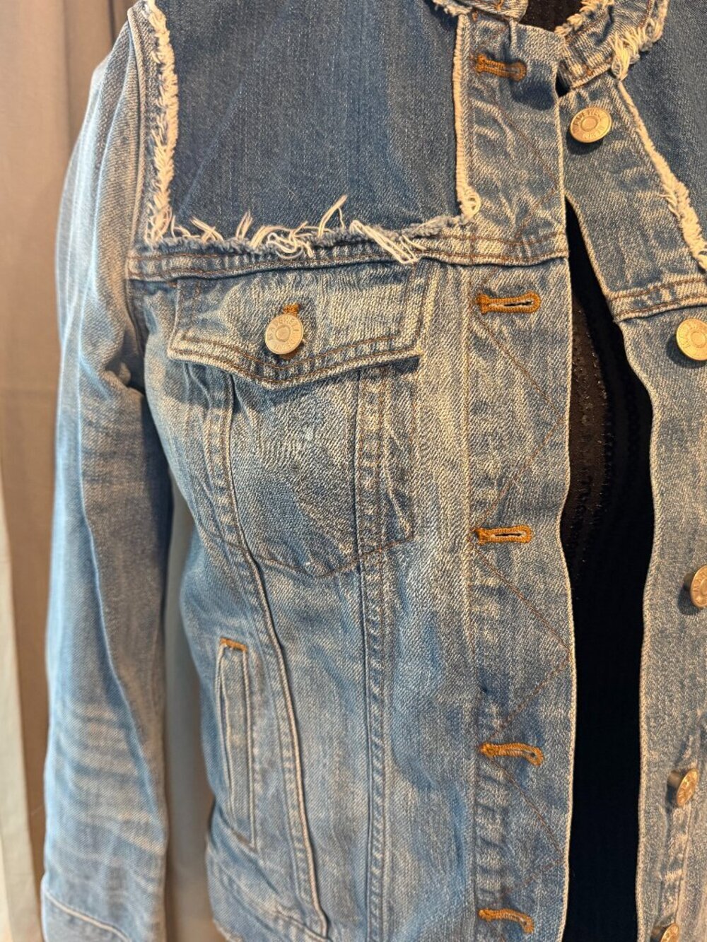 Madewell Distressed Denim Jacket Frayed Raw Hem Cropped Size L - Picture 2 of 6